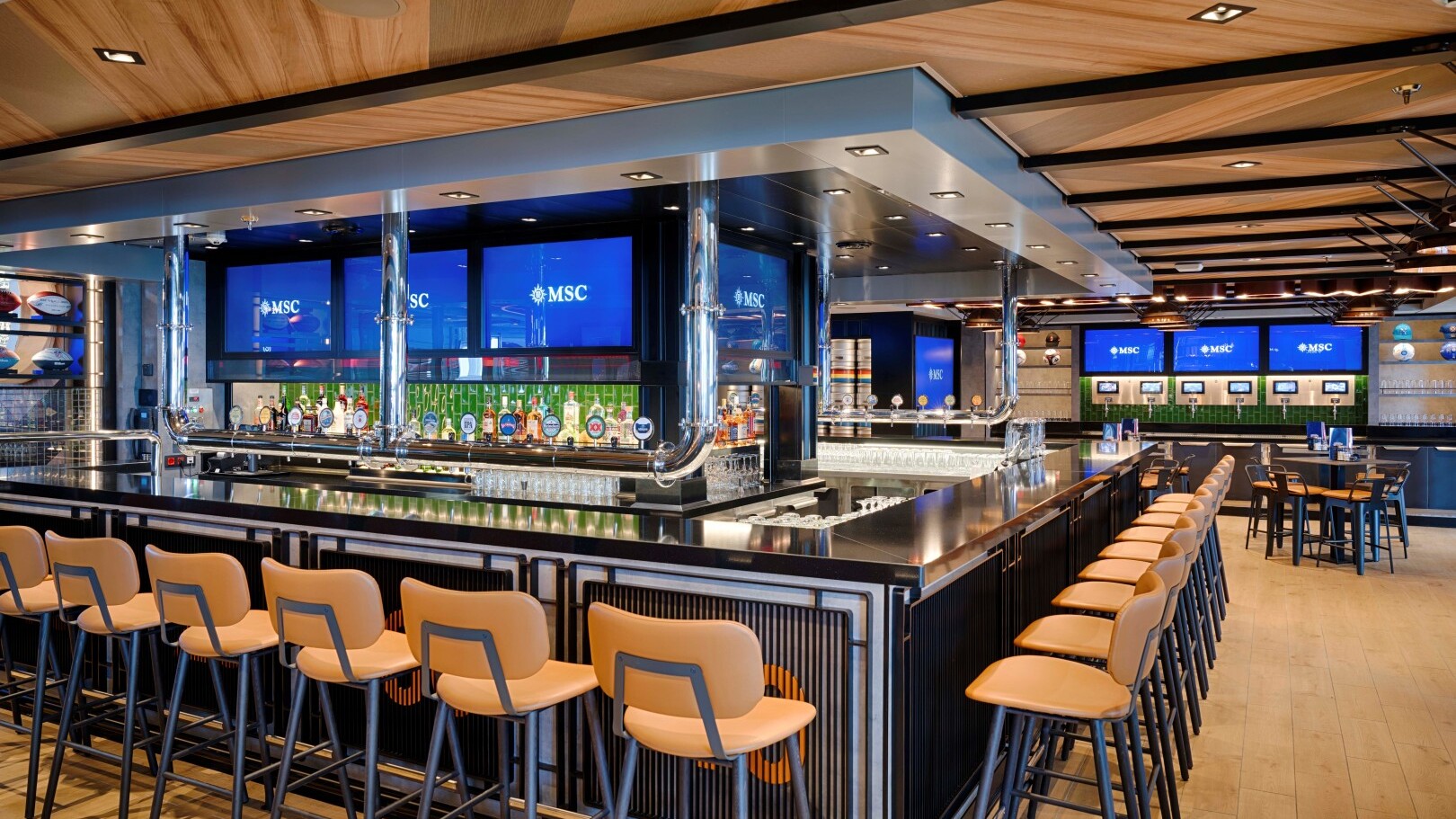 Fußball live in der Sports Bar &mdash; Foto: MSC Cruises