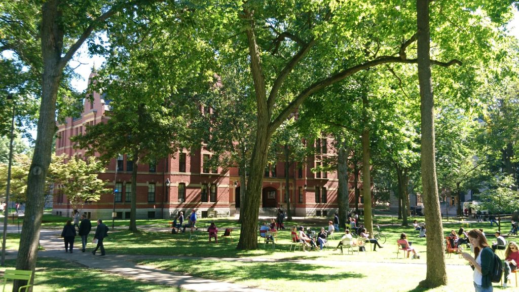 Am Uni-Gelände der Harvard in Cambridge — Foto: Christiane Reitshammer