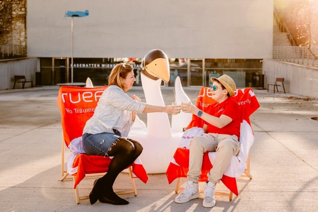 Ruefa Wiener Neustadt Filialleiterin Sabine Heiss mit Sohn Gabriel — Foto: Wiener Neustadt / Weller 