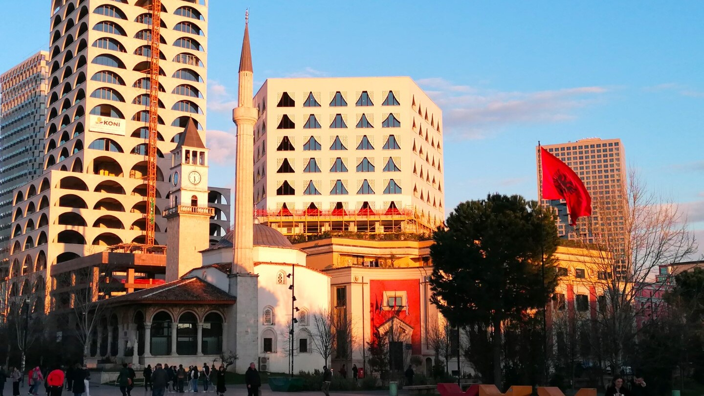 Interessanter Architekturmix in Tirana — Foto: Martha Steszl