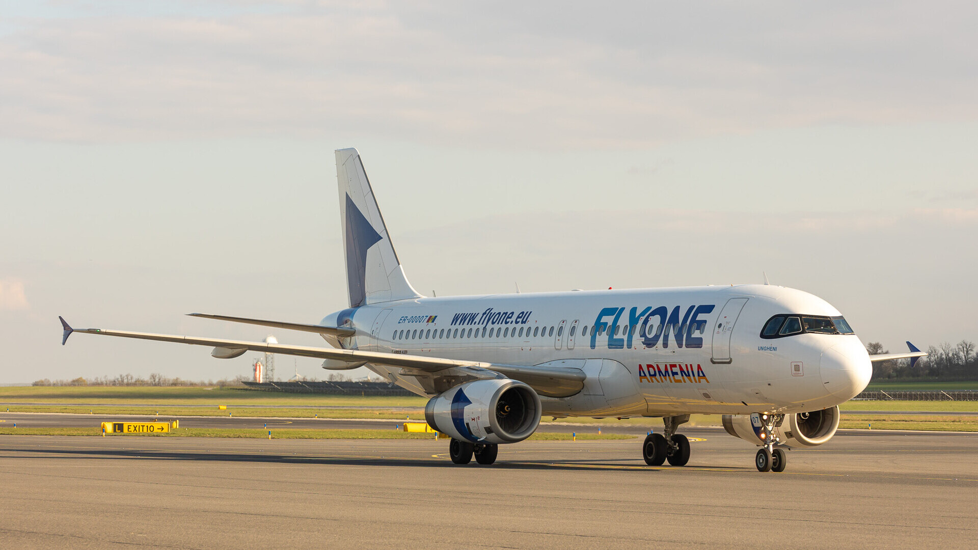 FlyOne Armenia  &mdash; Foto: Flughafen Wien