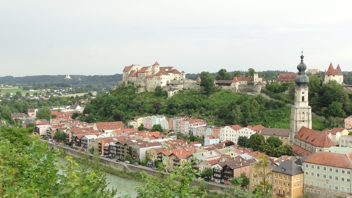 Burghausen in Bayern, Blick aus Oberösterreich — Foto: Christiane Reitshammer