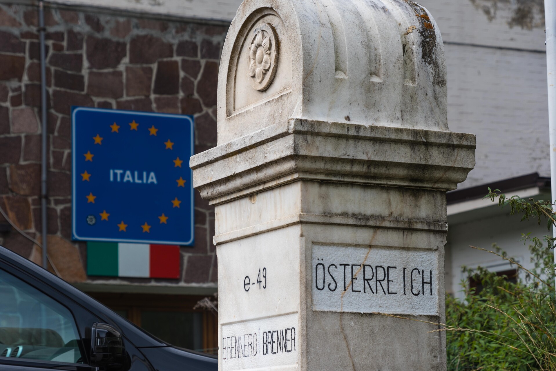 Grenzstein Österreich / Italien — Foto: AdobeStock / bereitgestellt von Sunny Cars