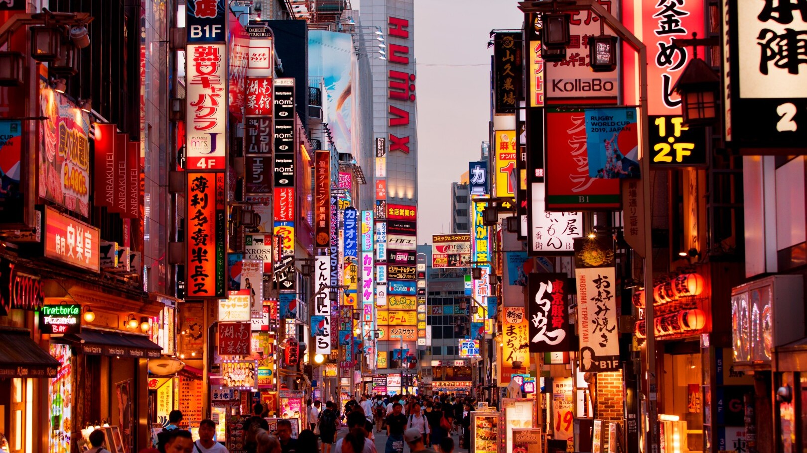 Tokio downtown abends &mdash; Foto: AdobeStock / bereitgestellt von Sunny Cars