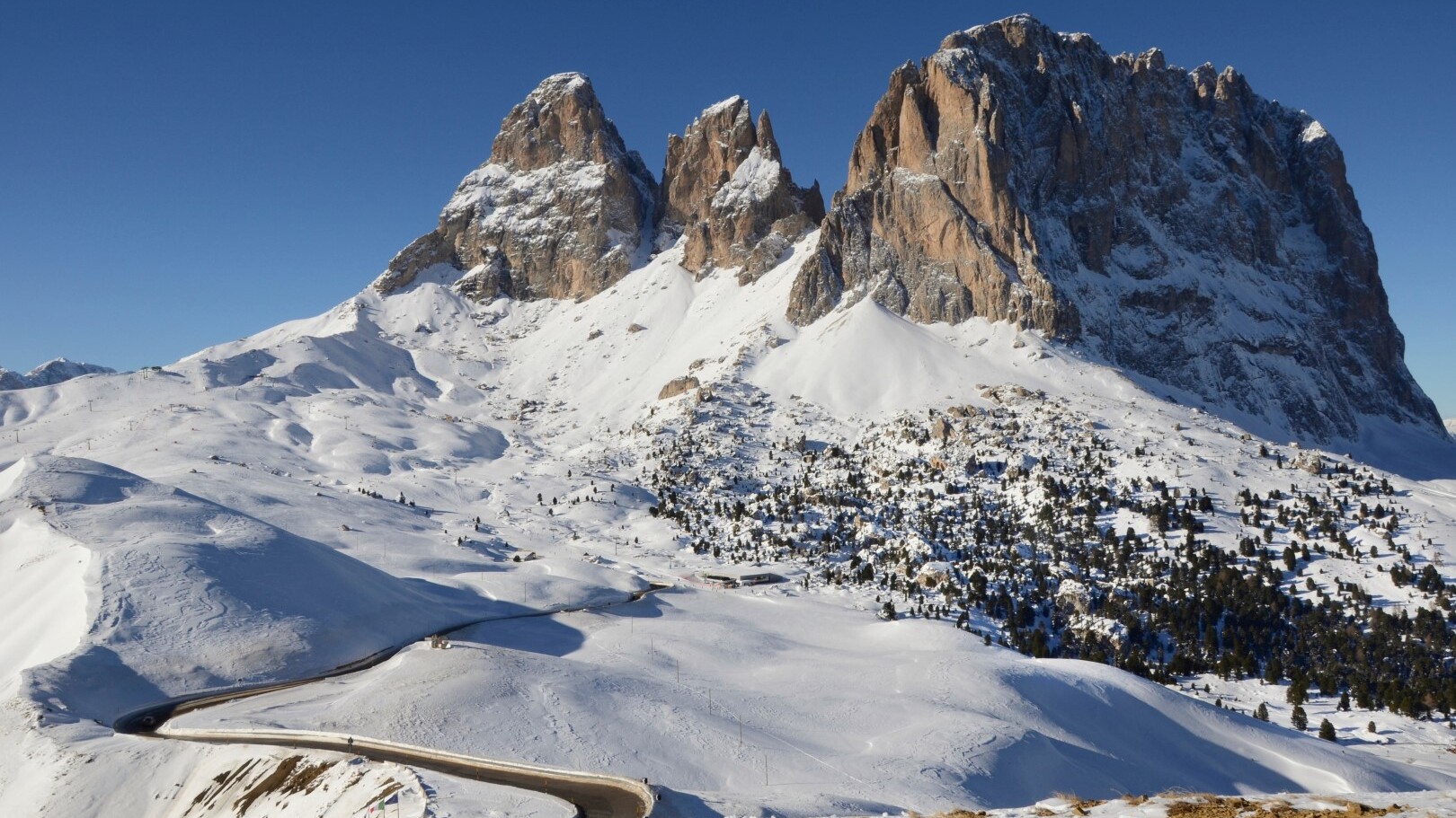 Sellajoch in den Dolomiten — Foto: AdobeStock via Sunny Cars 