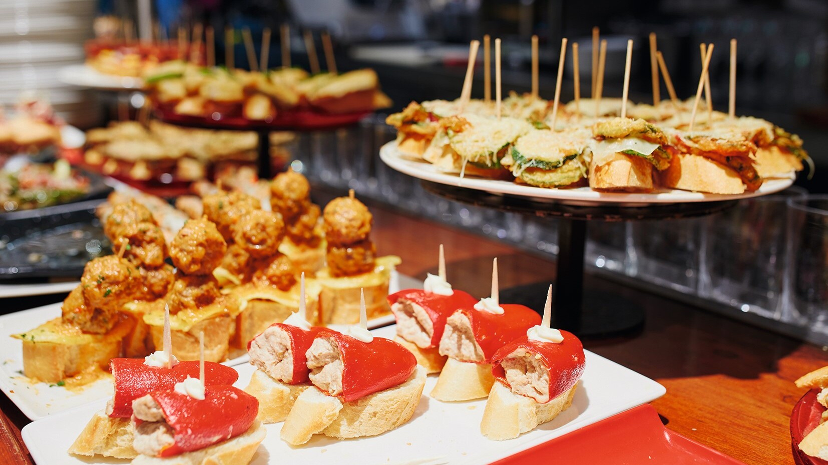 Pintxos, baskische Häppchen — Foto: Ekaterina Pokrovsky / shutterstock.com