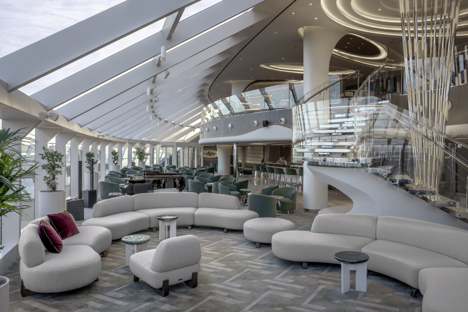 Top Sail Lounge des MSC Yacht Club (hier auf der MSC World Europa) — Foto: MSC Cruises
