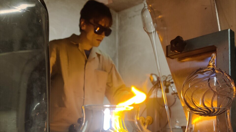 Mario führt in die Welt des Glasblasens ein — Foto: Julia Trillsam