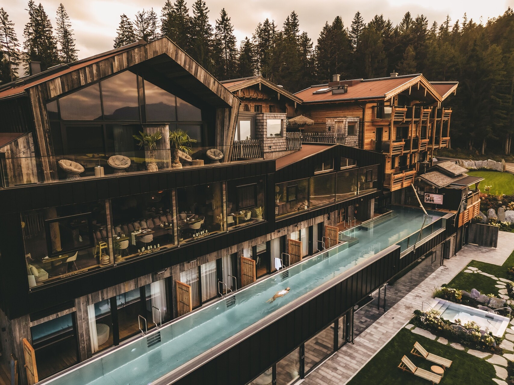 Jufenalm mit neuem Infinitypool  &mdash; Foto: NEST X NOMAD
