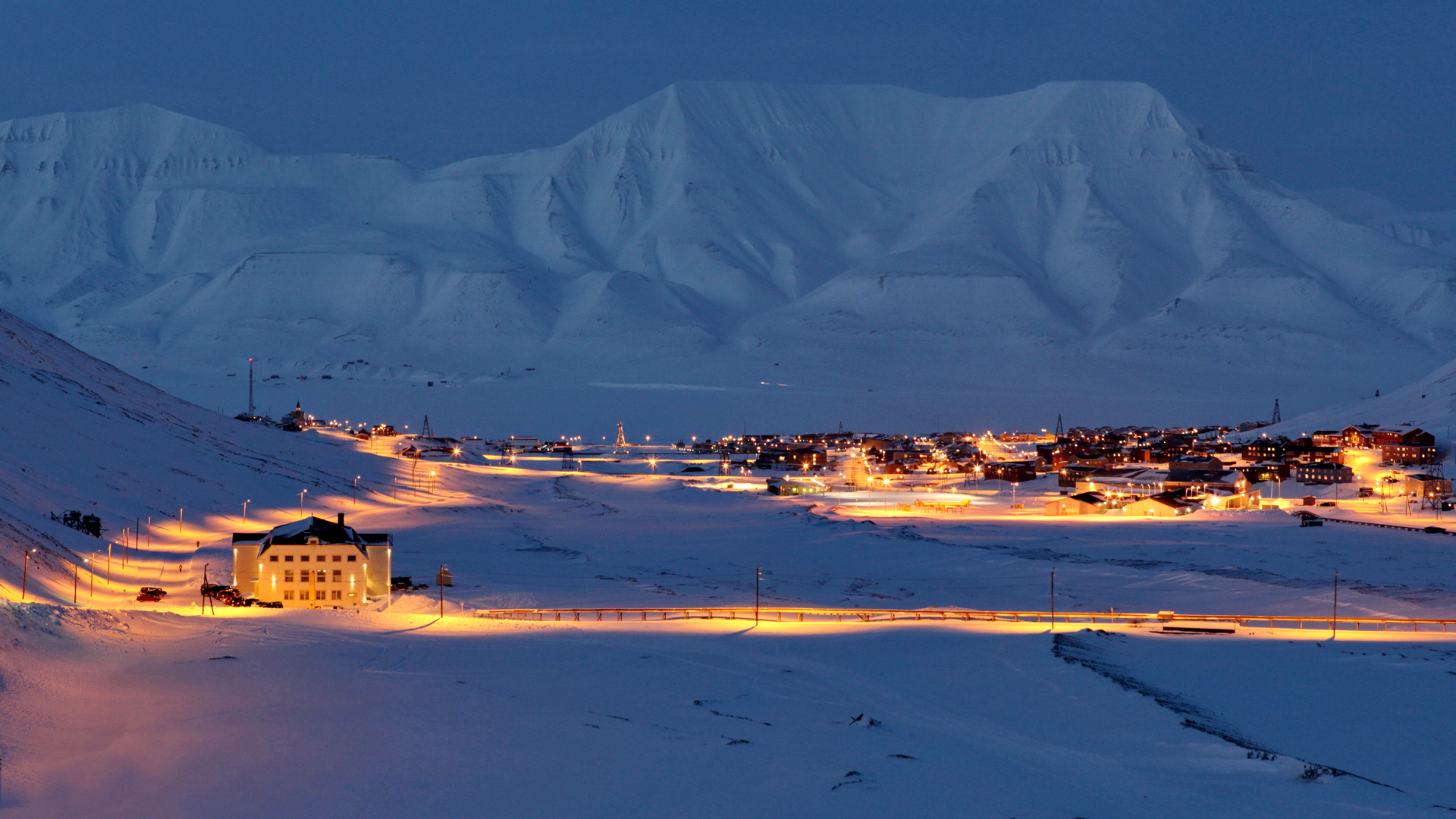 Winter in Longyearbyen &mdash; Foto: Ph. Luca Bracali / Visit Norway