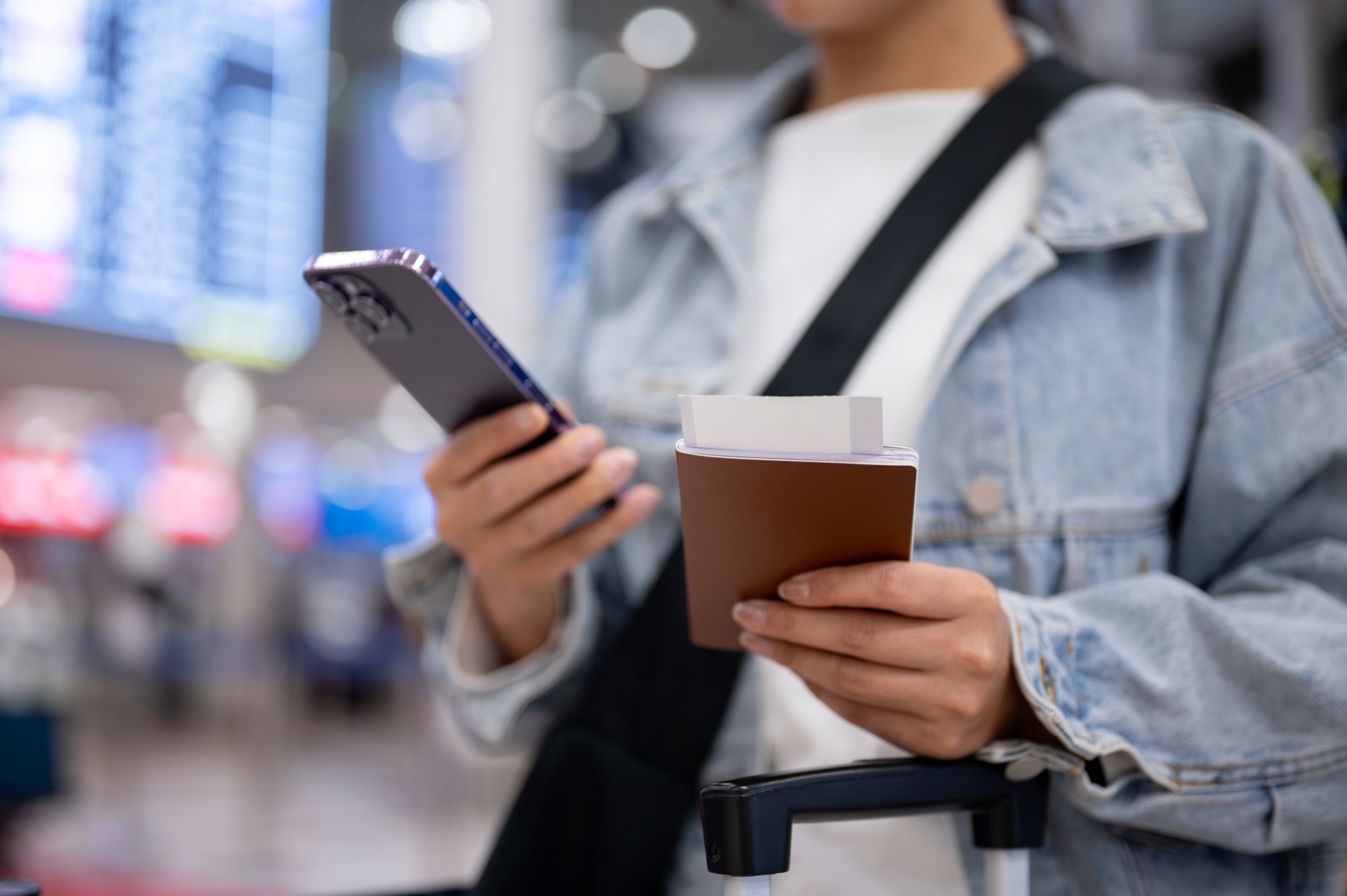 Online auf Reisen   &mdash; Foto: BongkarnGraphic / shutterstock.com