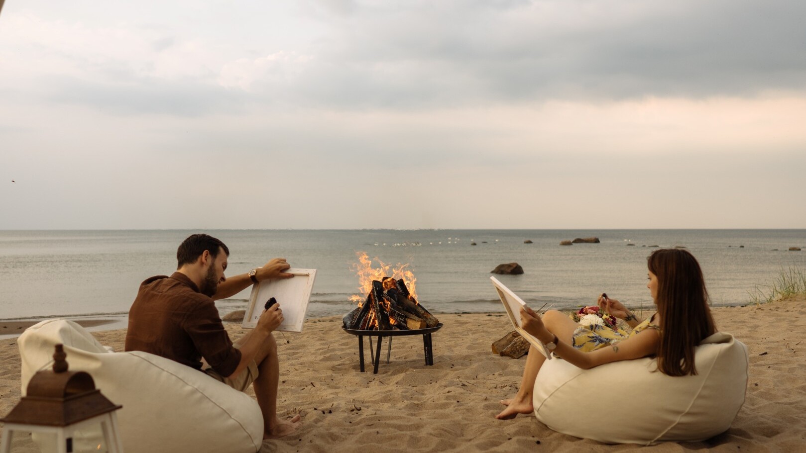 Am Strand mit stilvollem Feuer — Foto: Visit Estonia