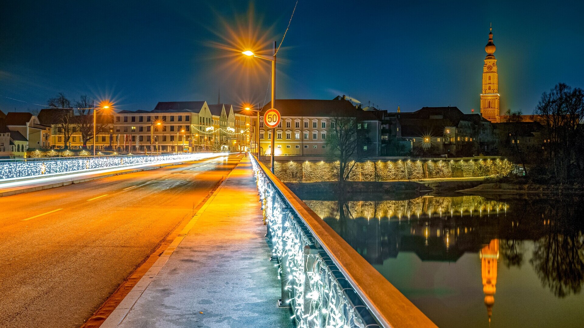 Innbrücke zwischen Simbach und Braunau im Advent — Foto: HCH-Photopress