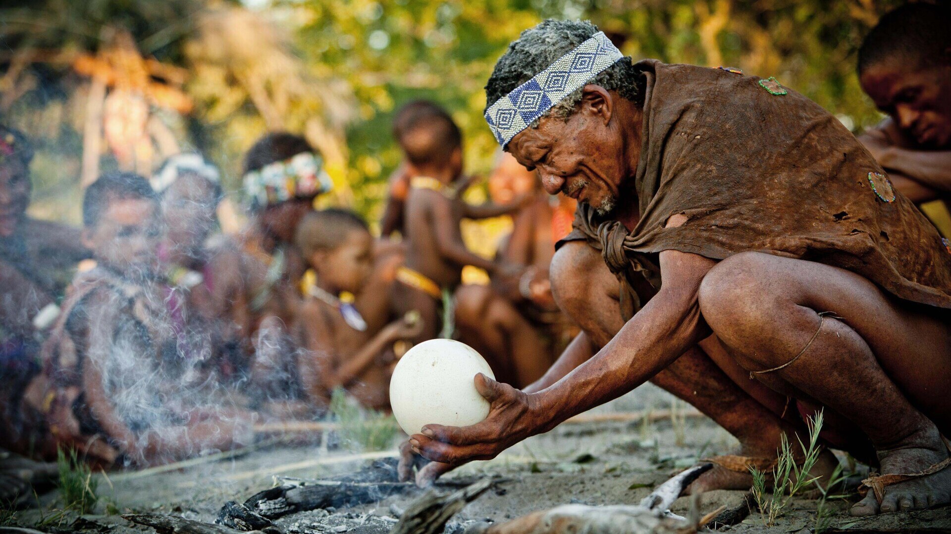 Die Dorfältesten teilen ihr Wissen mit der Jugend — Foto: Natural Selection