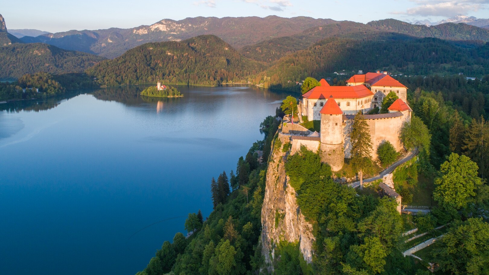 Burg Bled am Bleder See  &mdash; Foto: STO / Jost Gantar