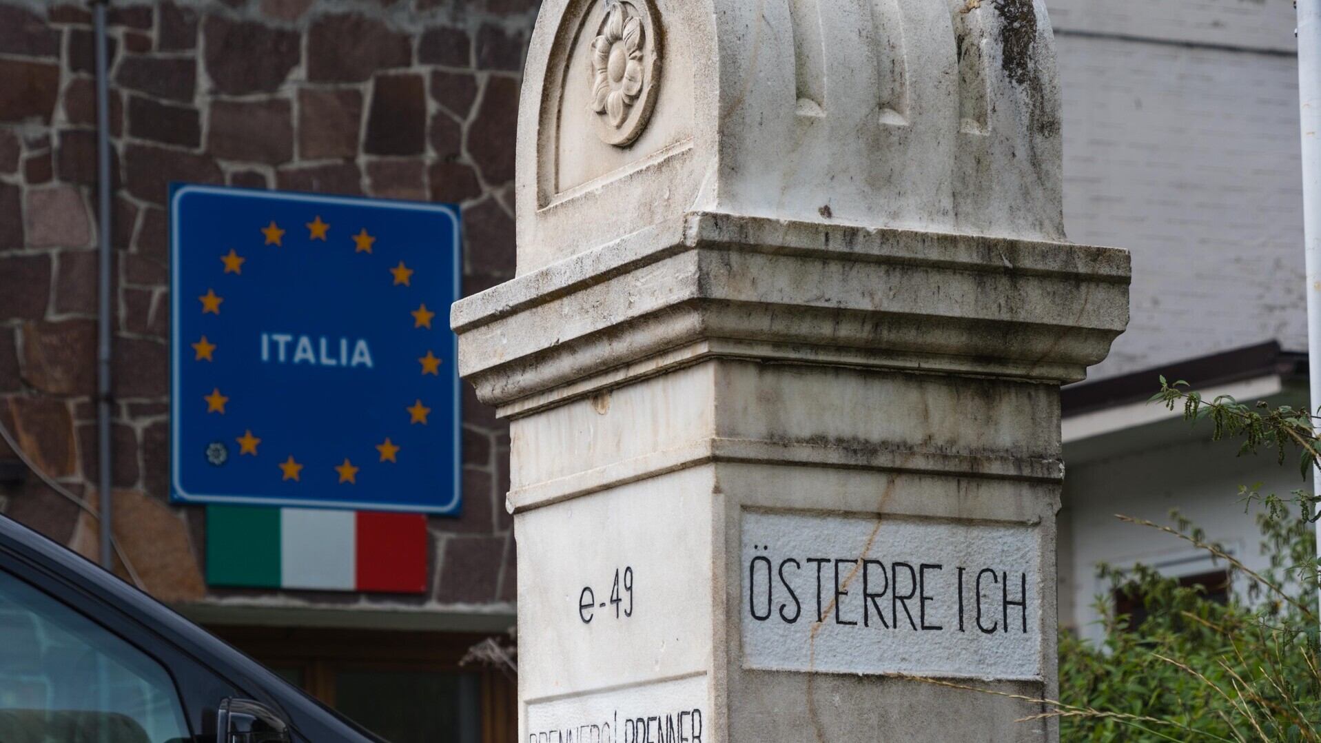 Grenzstein Österreich / Italien — Foto: AdobeStock / bereitgestellt von Sunny Cars