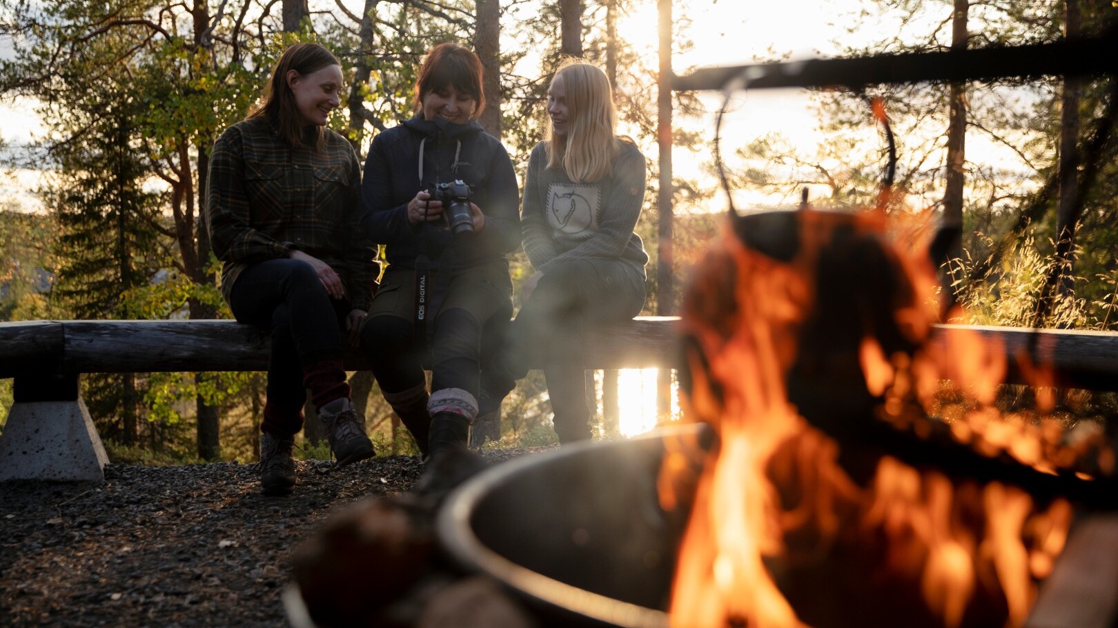 Gemütlich am Lagerfeuer — Foto: Ruka-Kuusamo Tourismusverband / Harri Tarvainen