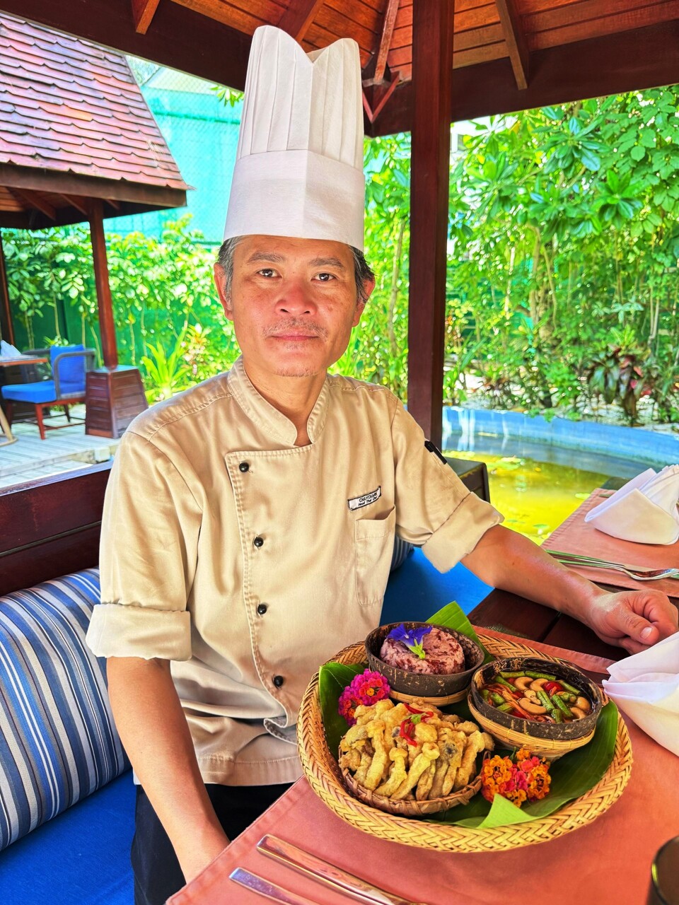 Koch Chay mit veganem Streetfood   — Foto: Centara Hotels & Resorts