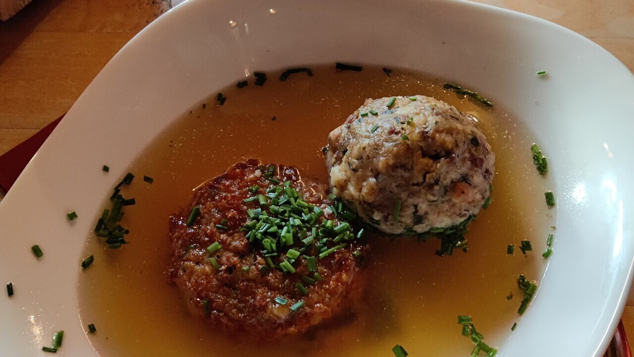 Eine heiße Kaspressknödelsuppe zur Stärkung — Foto: Julia Trillsam