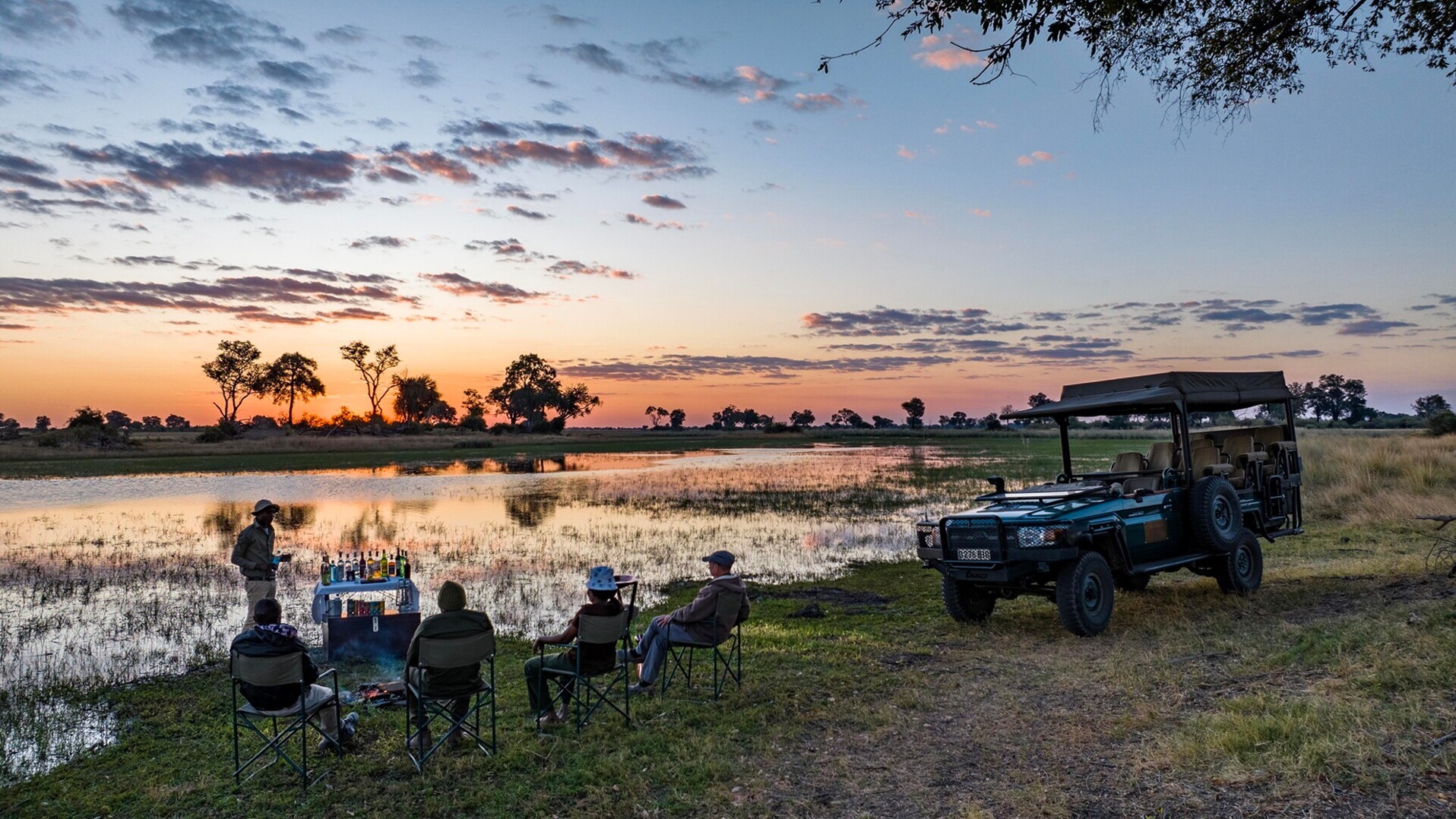 Sundowner an einem Flussarm im Okavango Delta &mdash; Foto: Natural Selection
