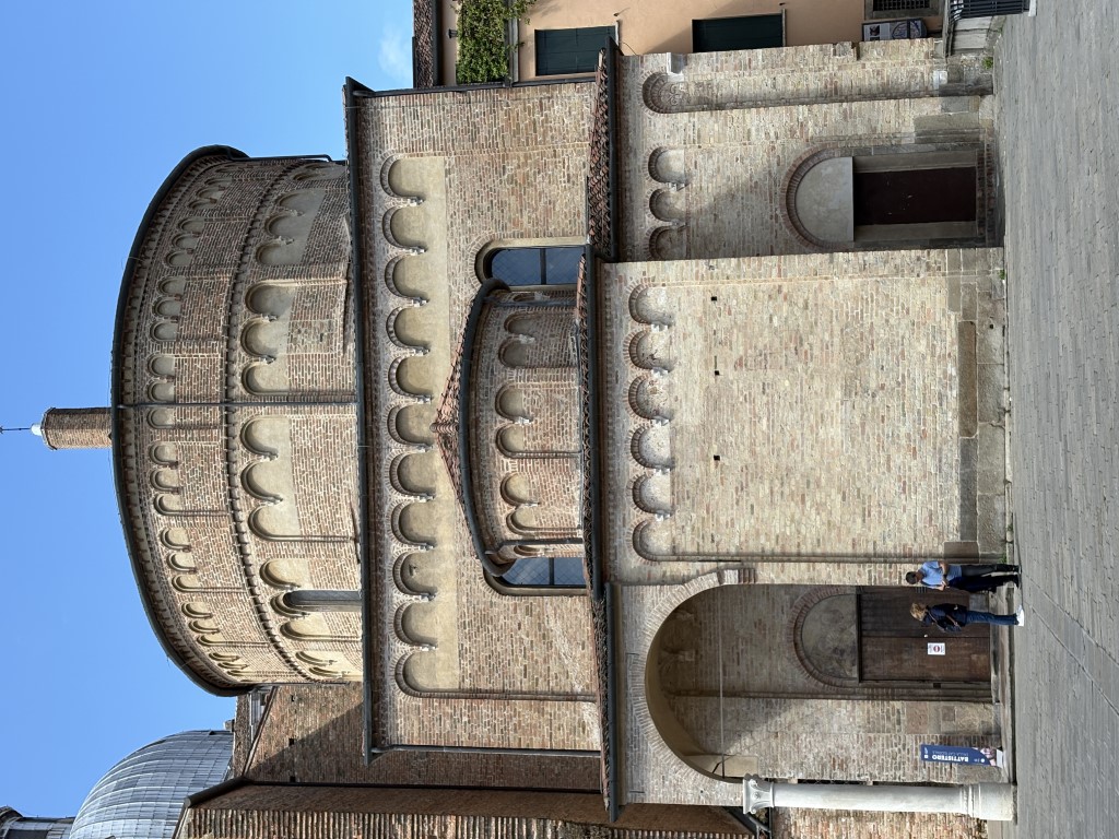 Das Baptisterium beherbergt prachtvolle Fresken — Foto: Wilfried Kropp