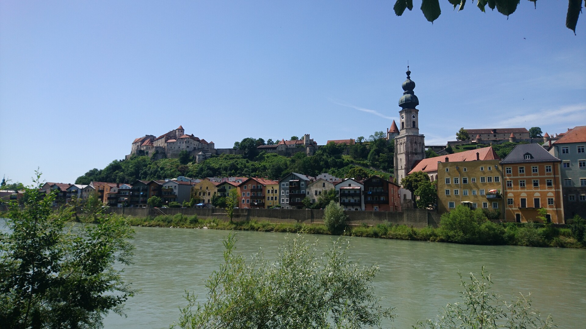 Blick vom Innviertel über die Salzach nach Burghausen in Bayern — Foto: Christiane Reitshammer