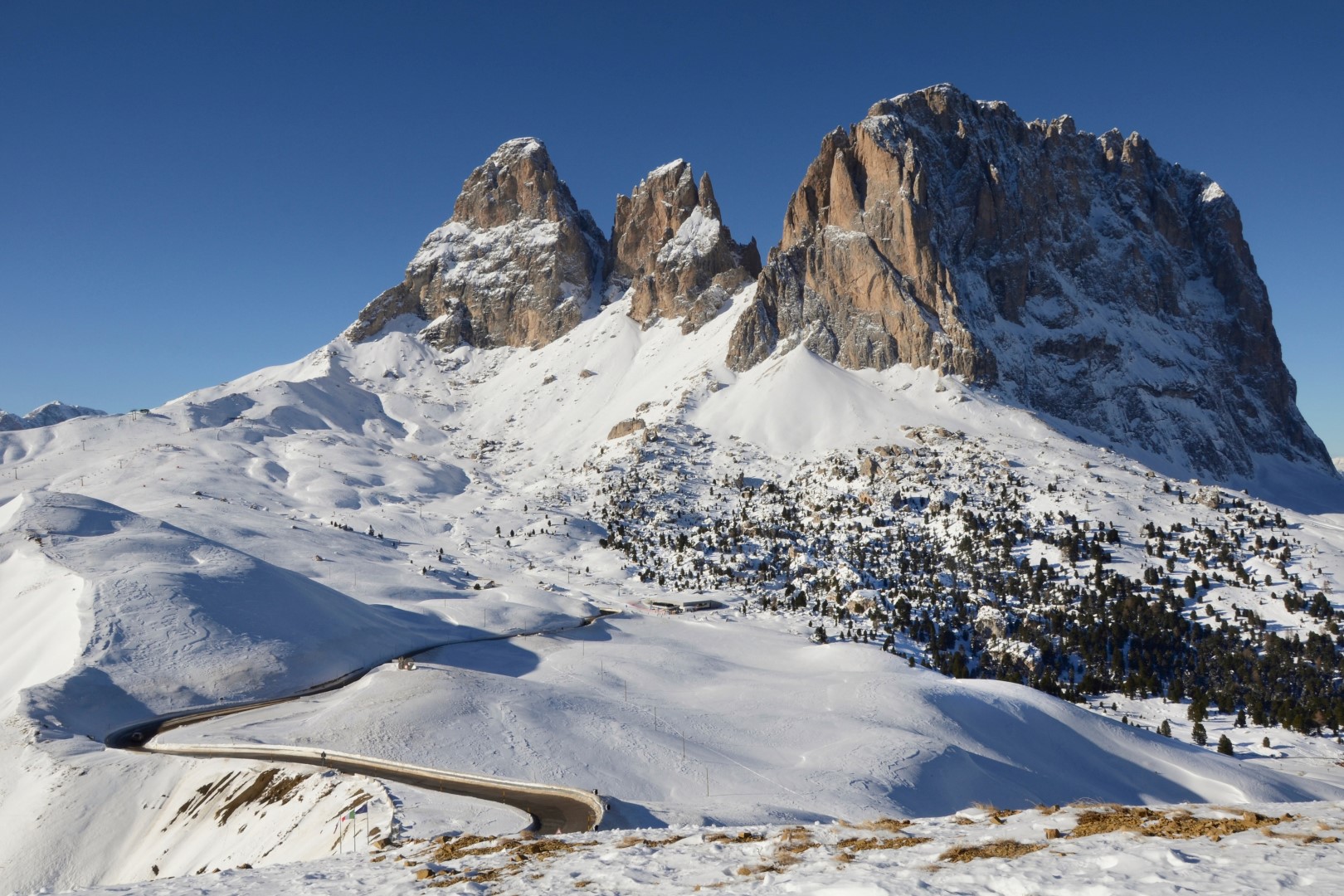 Sellajoch in den Dolomiten — Foto: AdobeStock via Sunny Cars 