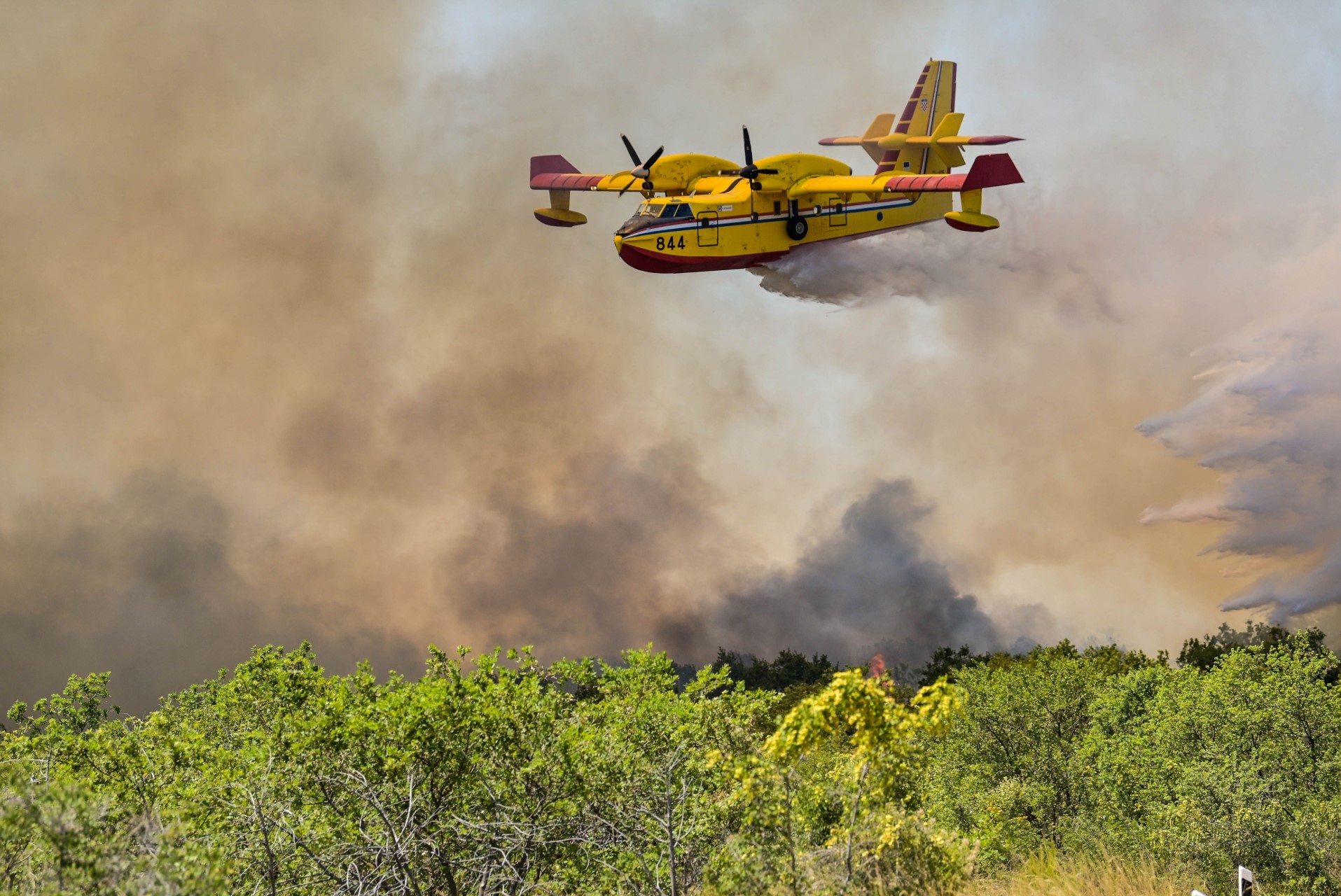 Löschflugzeug im Einsatz (Symbolbild) &mdash; Foto: Wirestock Creators / shutterstock.com