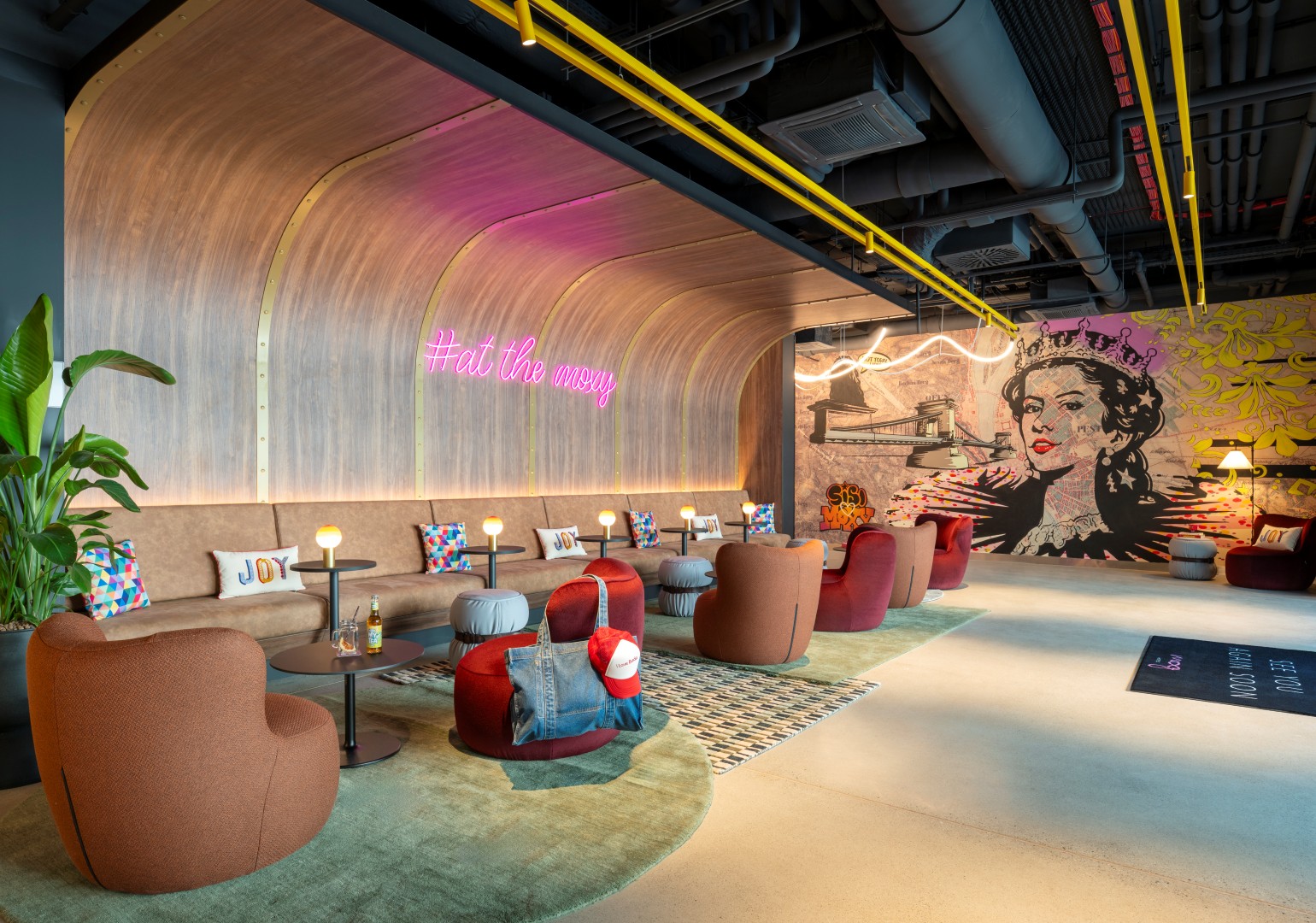 Sisi-Mural im Moxy Budapest Downtown  &mdash; Foto: Moxy Hotels