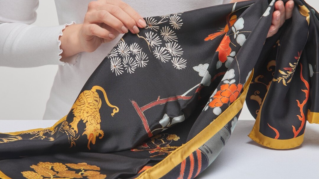 Seidentuch aus der Lacktafel Kollektion — Foto: Schönbrunn Group