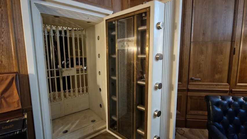 Originale Wertheimer Safe-Türe im Hotel Capital &mdash; Foto: Elo Resch-Pilcik