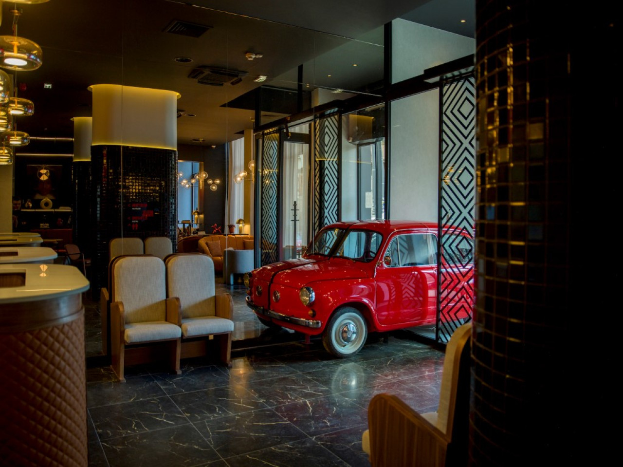 Radisson Red Belgrade und roter „Fićo“  — Foto: Radisson