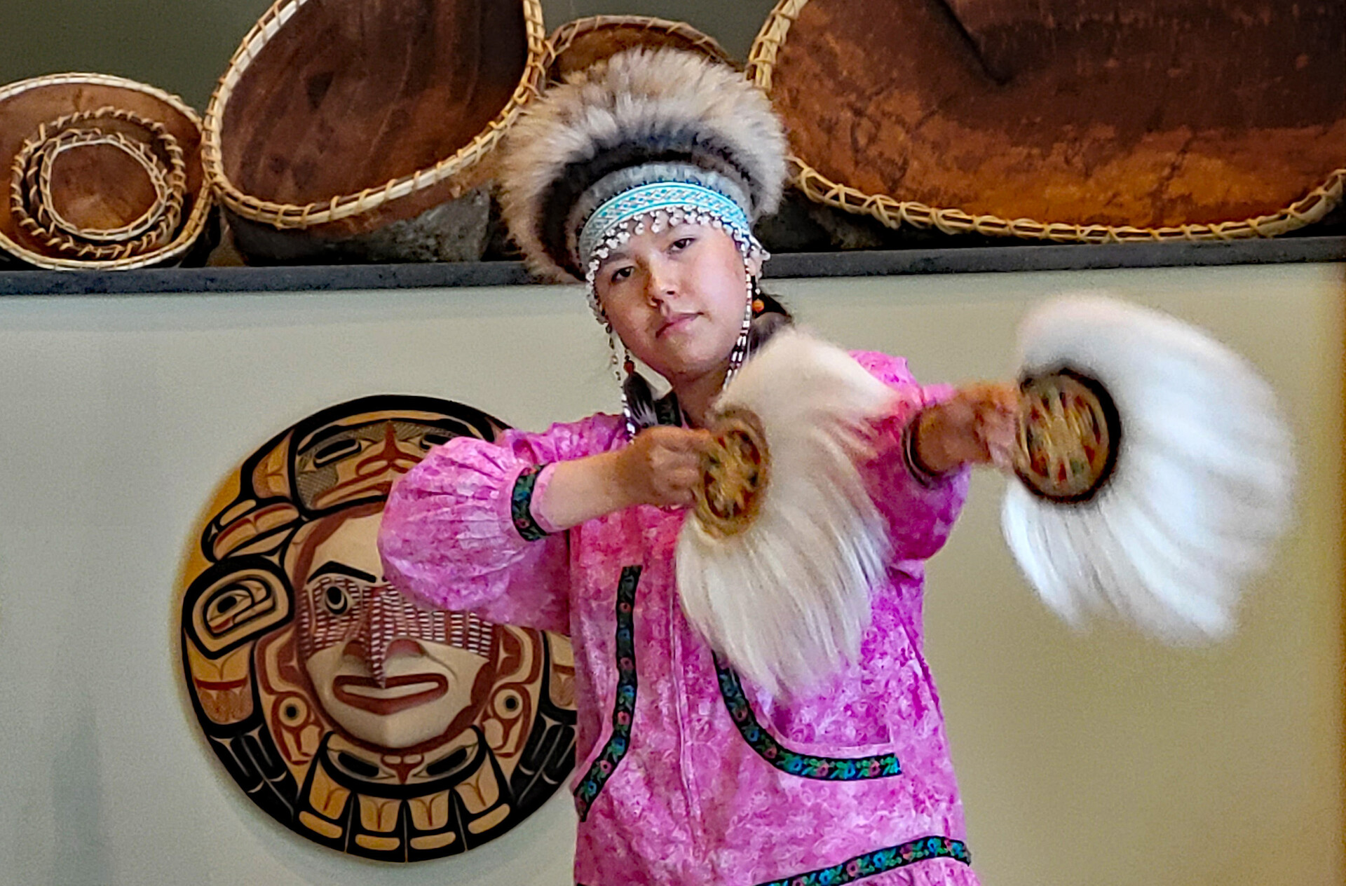 Kultur der indigenen Bevölkerung im Alaska Native Heritage Center
 &mdash; Foto: Visit Anchorage / Ashley-Johnston