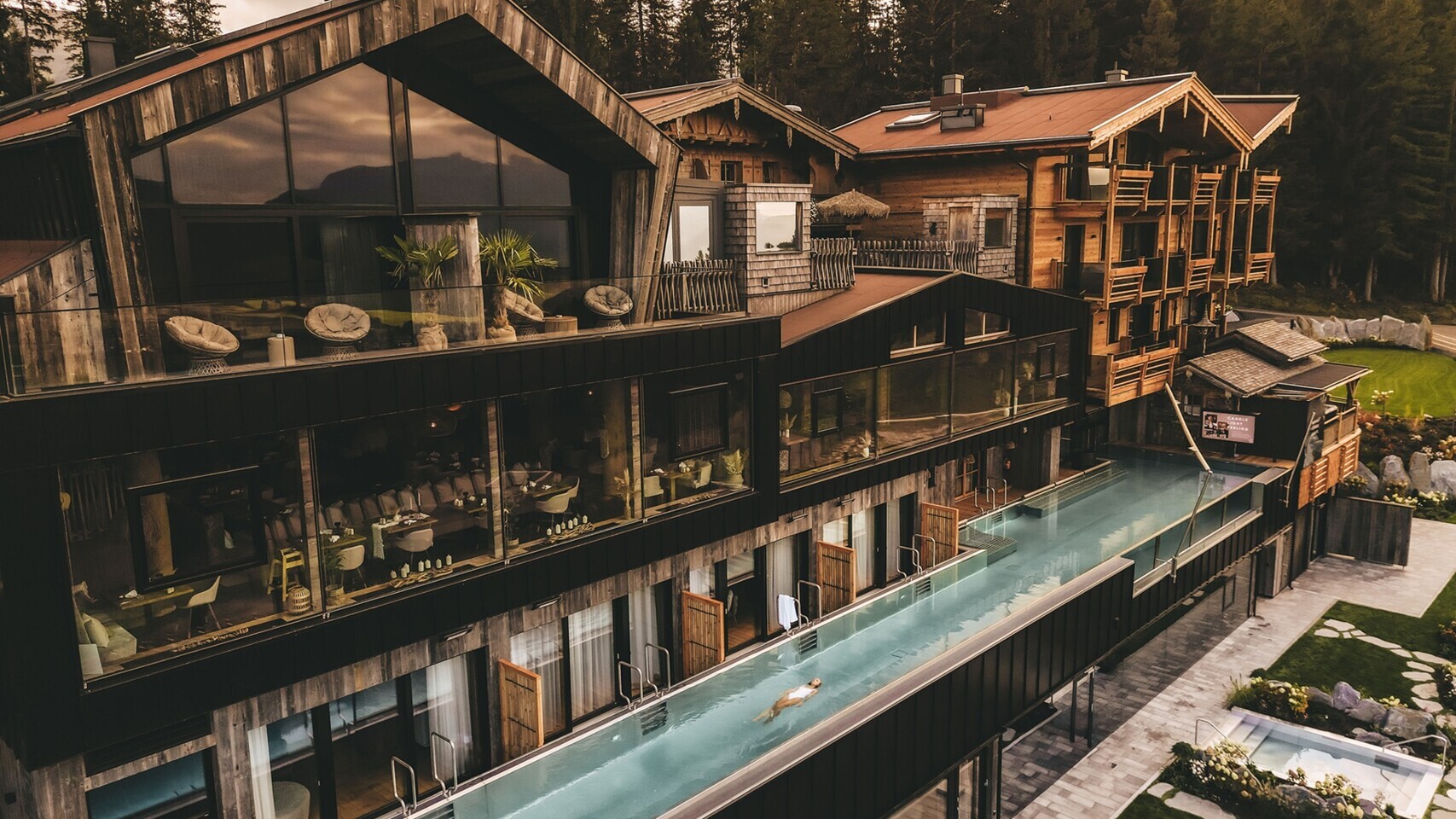 Jufenalm mit neuem Infinitypool  &mdash; Foto: NEST X NOMAD
