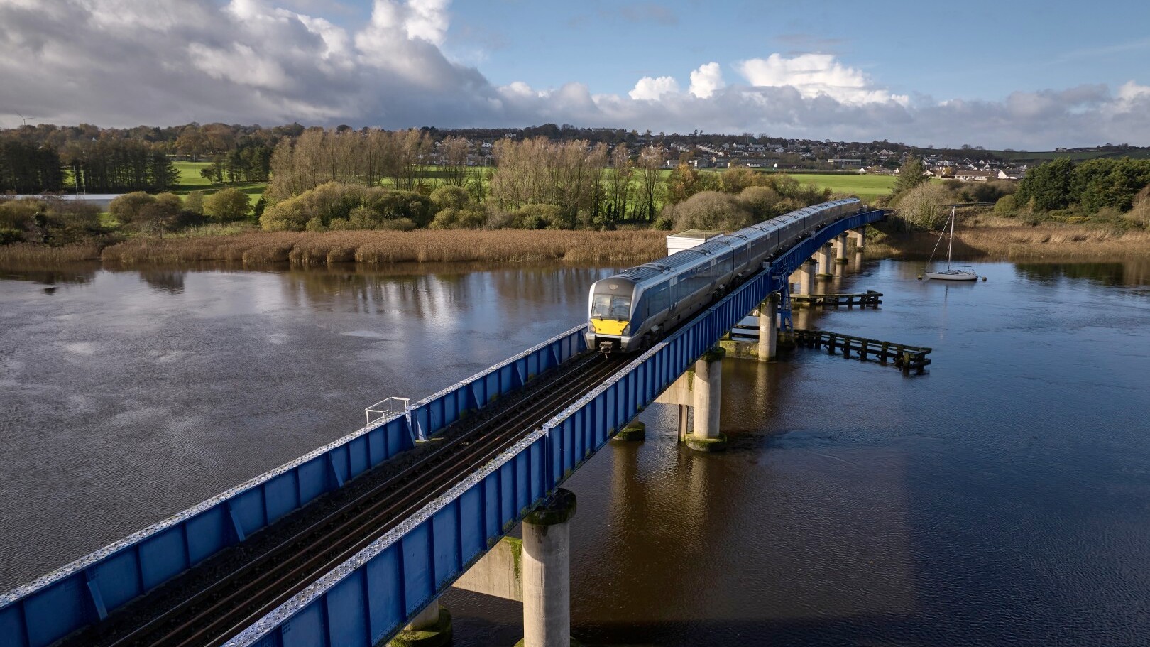 Zug auf Bahnbrücke über den Fluss Bann in Coleraine  — Foto: master / Ireland Tourism