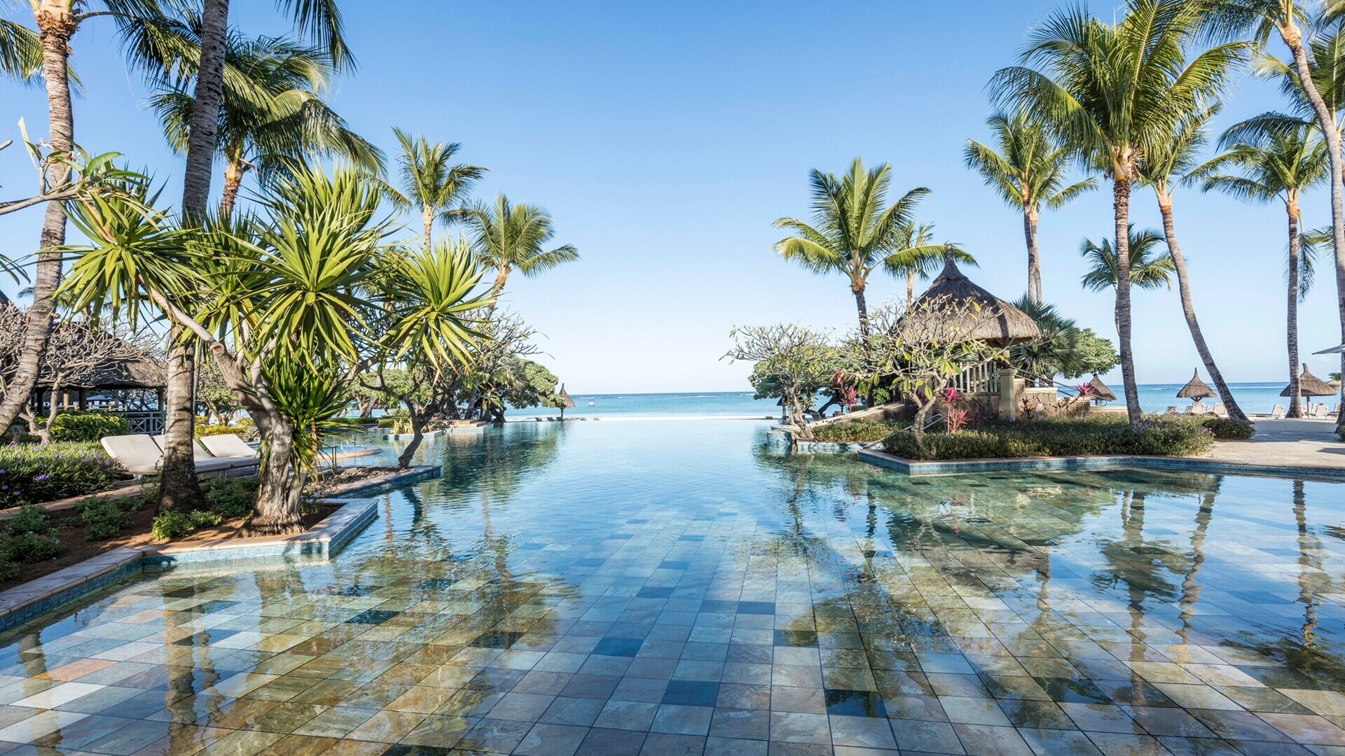 Moderne Poollandschaft — Foto: Sunlife