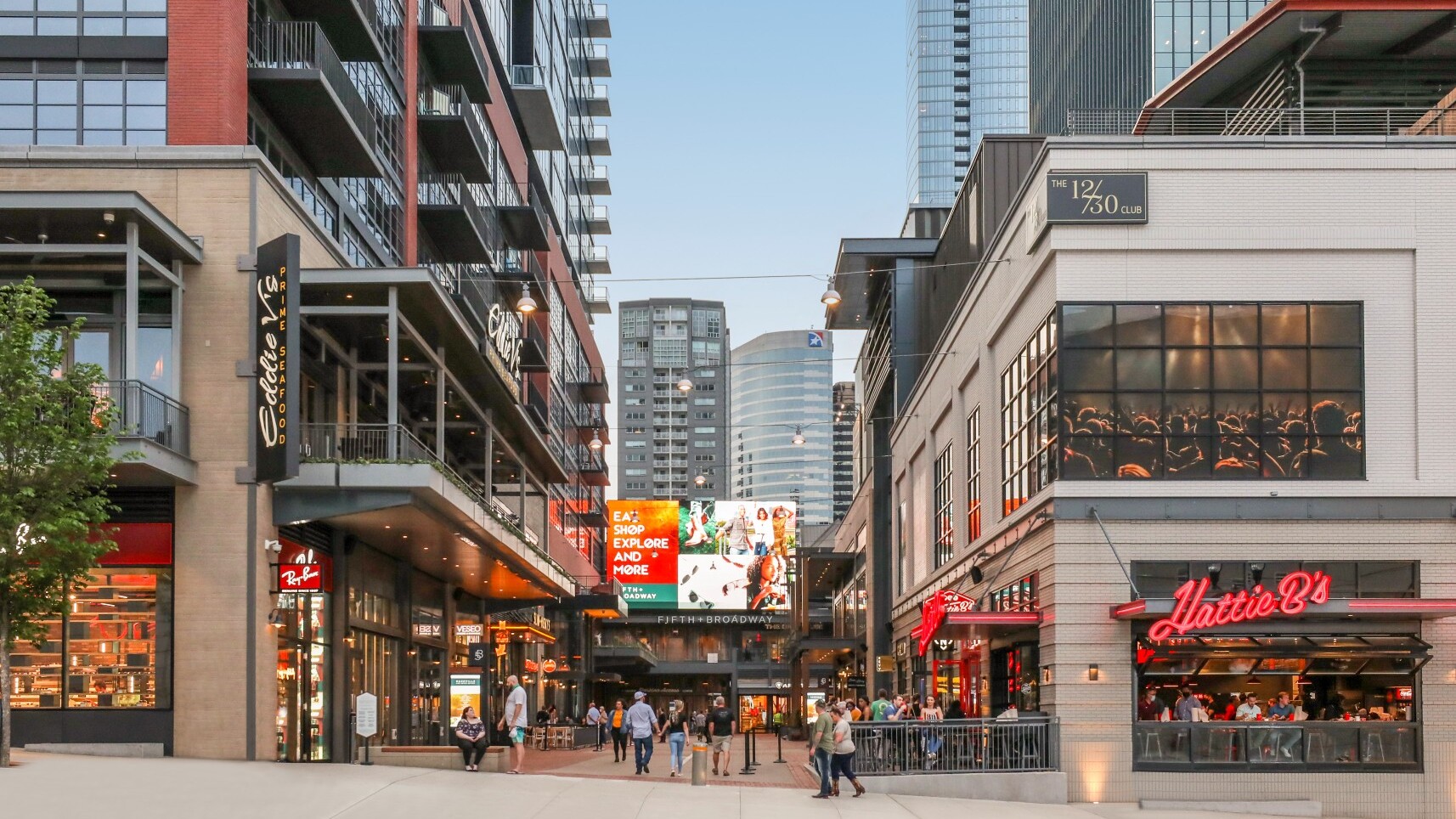 Fifth Broadway &mdash; Foto: Larson Group