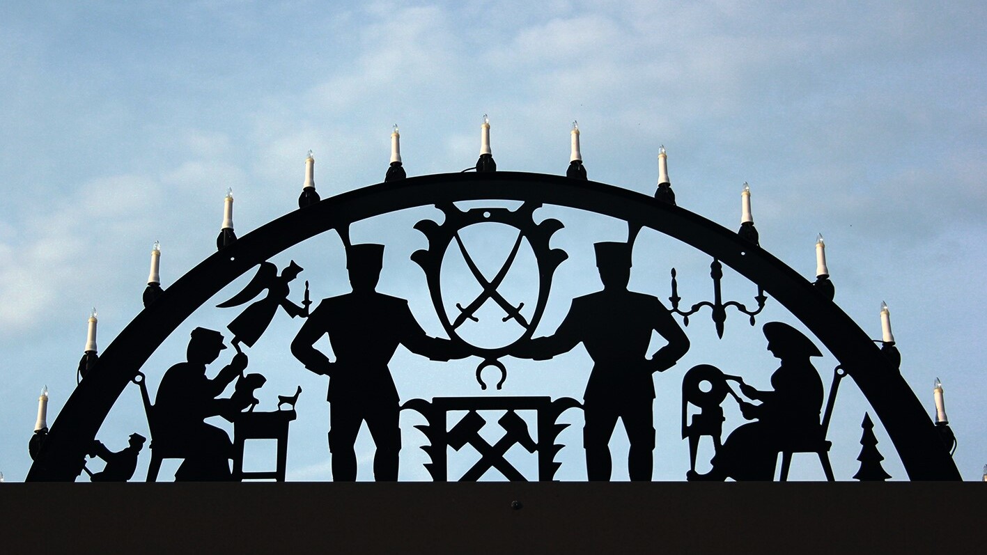 Der Schwibbogen zeigt Tradition aus dem Erzgebirge: Bergbau, Schnitzen, Klöppeln — Foto: aquatarkus / shutterstock 