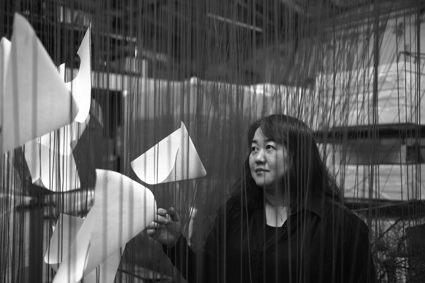 Chiharu Shiota gestaltet die neue Wunderkammer   — Foto: Swarovski Kristallwelten / Chiharu Shiota