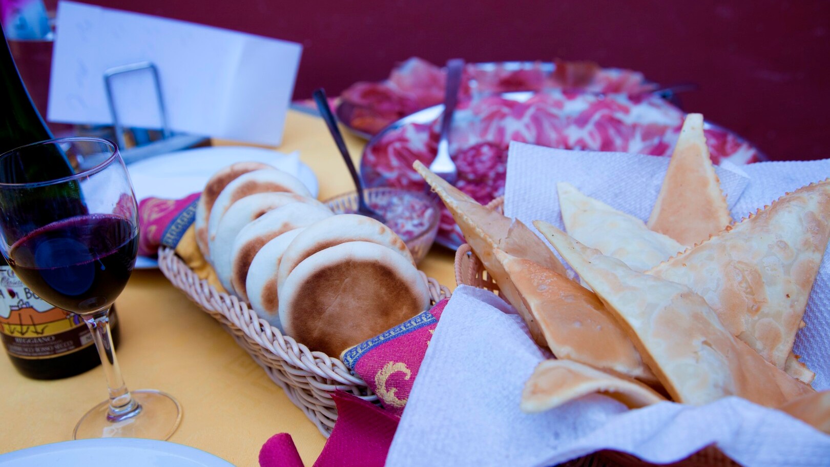 Modena: Tigelle - Gnocco fritto - und Lambrusco  — Foto: APT Servizi Emilia-Romagna  