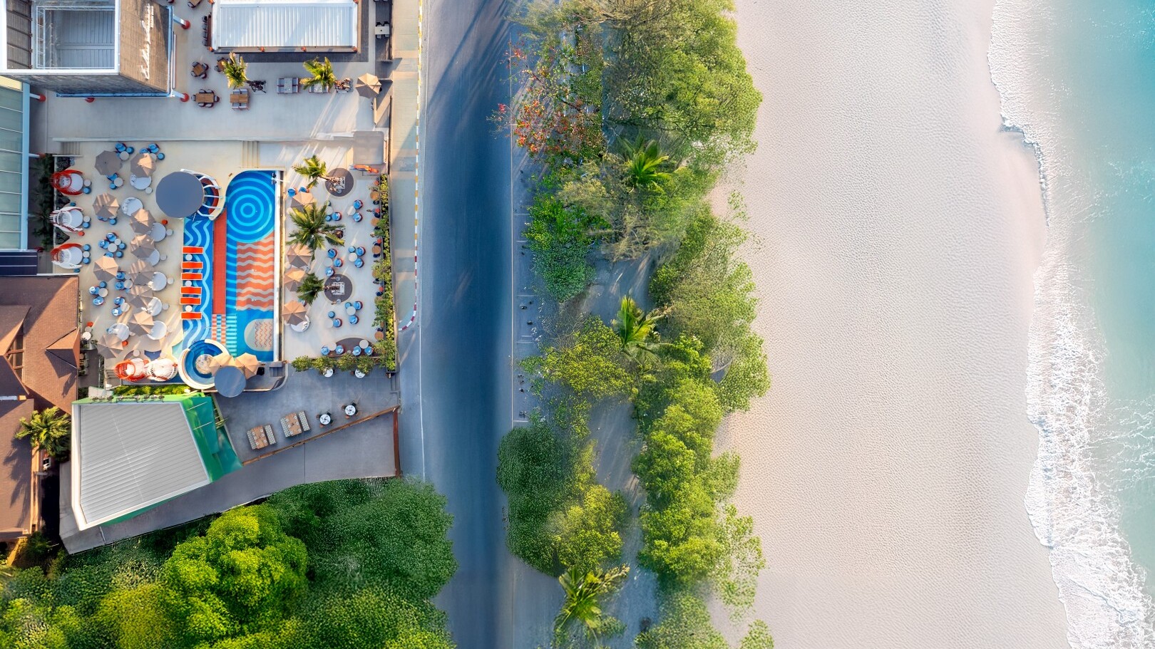 Endless Summer Beach Club im Courtyard by Marriott Phuket, Patong Beach Resort  — Foto: Courtyard by Marriott Phuket, Patong Beach Resort

