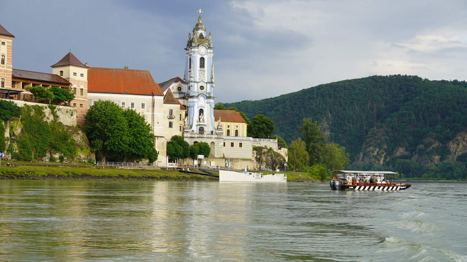 Dürnstein mit seinem Wahrzeichen, dem blauen Turm des Stifts — Foto: Christiane Reitshammer