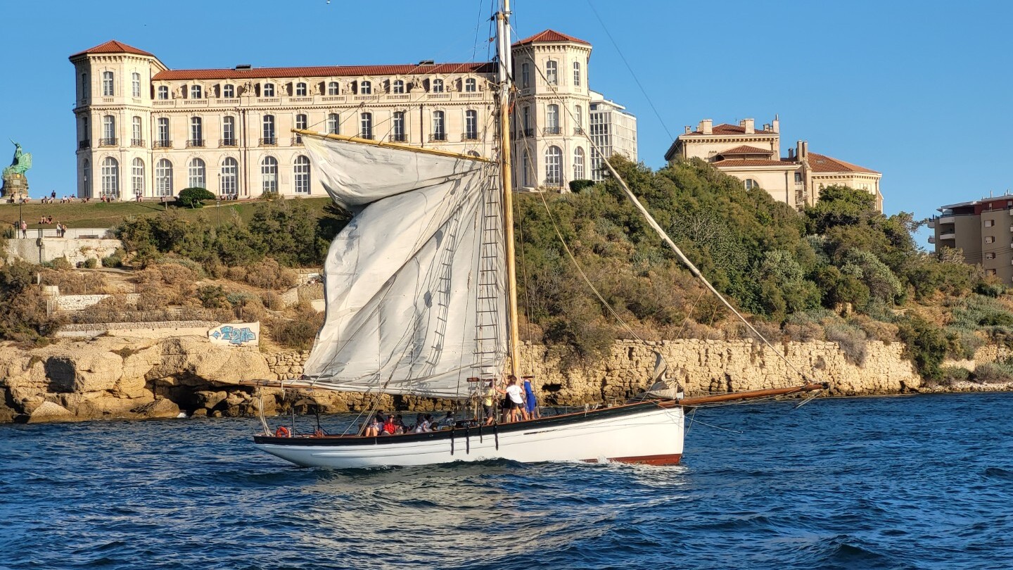 Segeln vor Marseiller Kulisse — Foto: scOTLCM  