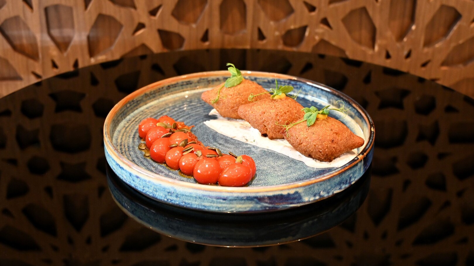 Goldene Kürbis-Kibbeh mit würziger Füllung und zweierlei Soßen   — Foto: Centara Hotels & Resorts