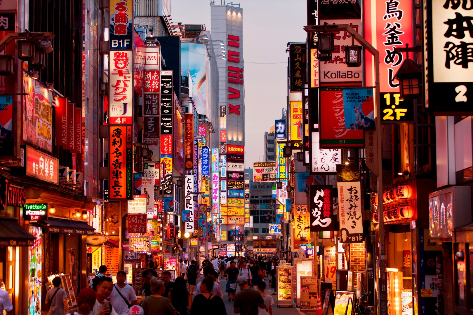 Tokio downtown abends &mdash; Foto: AdobeStock / bereitgestellt von Sunny Cars