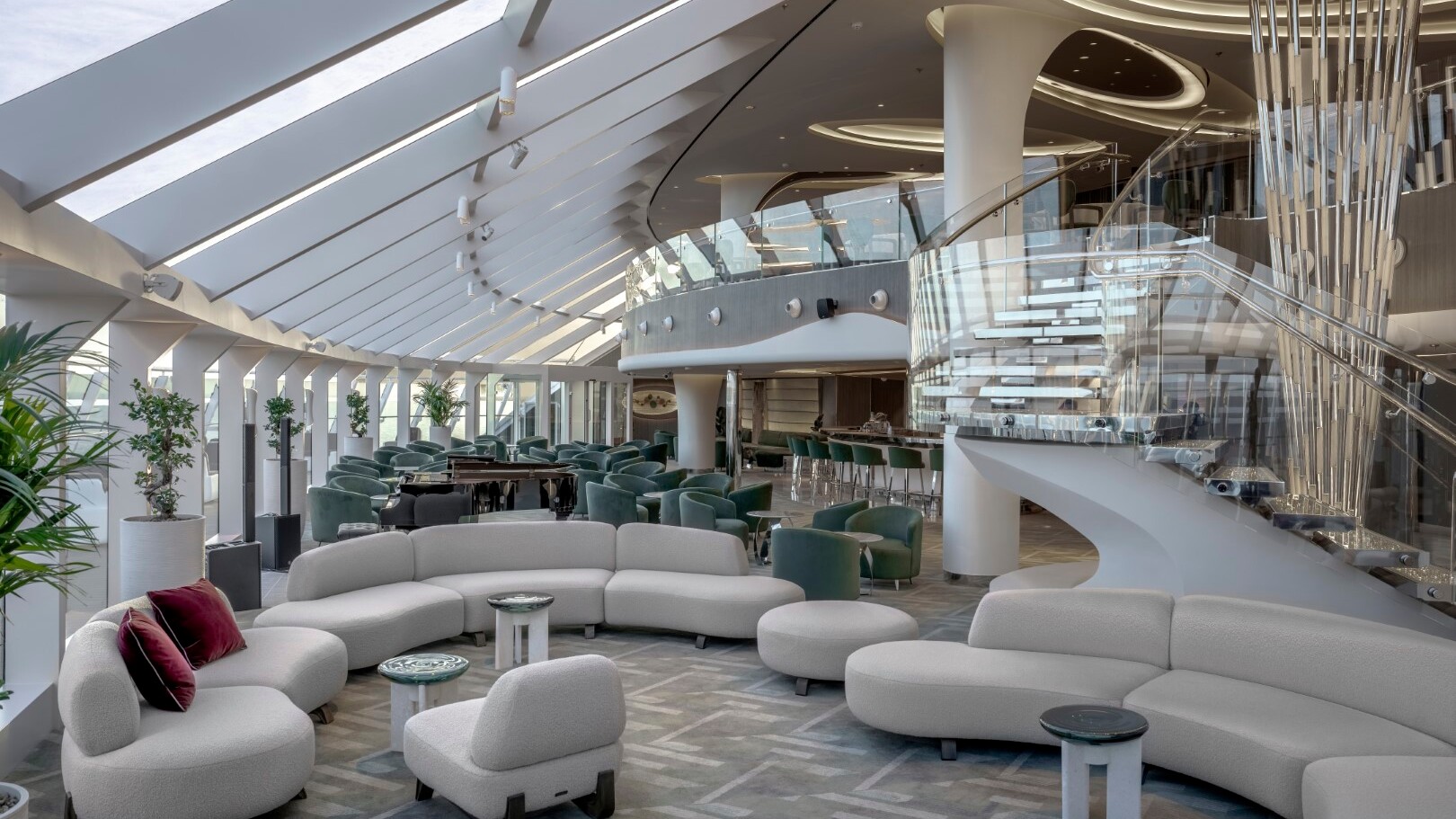 Top Sail Lounge des MSC Yacht Club (hier auf der MSC World Europa) — Foto: MSC Cruises