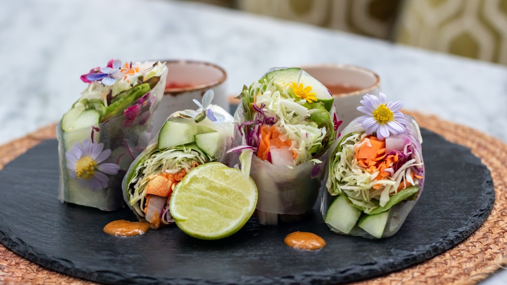 Sommerrollen mit Spargel, Avocado, Salat, Karotten und Minze, süß-feurige Erdnuss-Chili-Soße —  Foto: Centara Hotels & Resorts