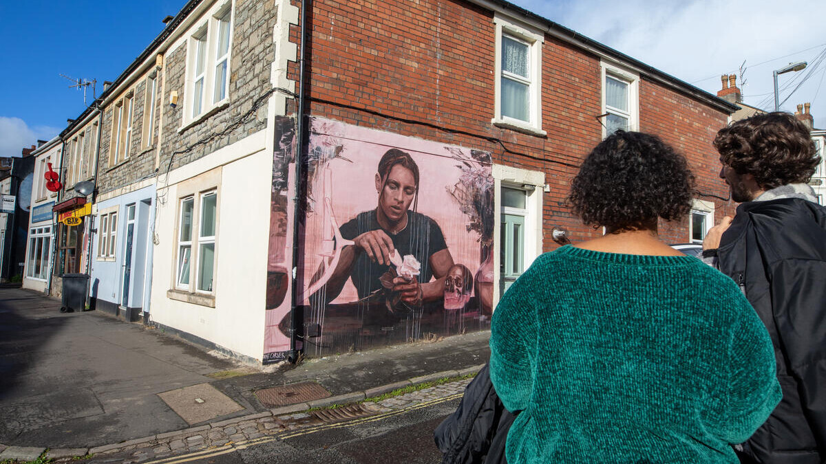 Mural "Love me, Love Me Not" von Ant Carver in Bristol &mdash; Foto: VisitBritain/Pinzutu/Ant Carver