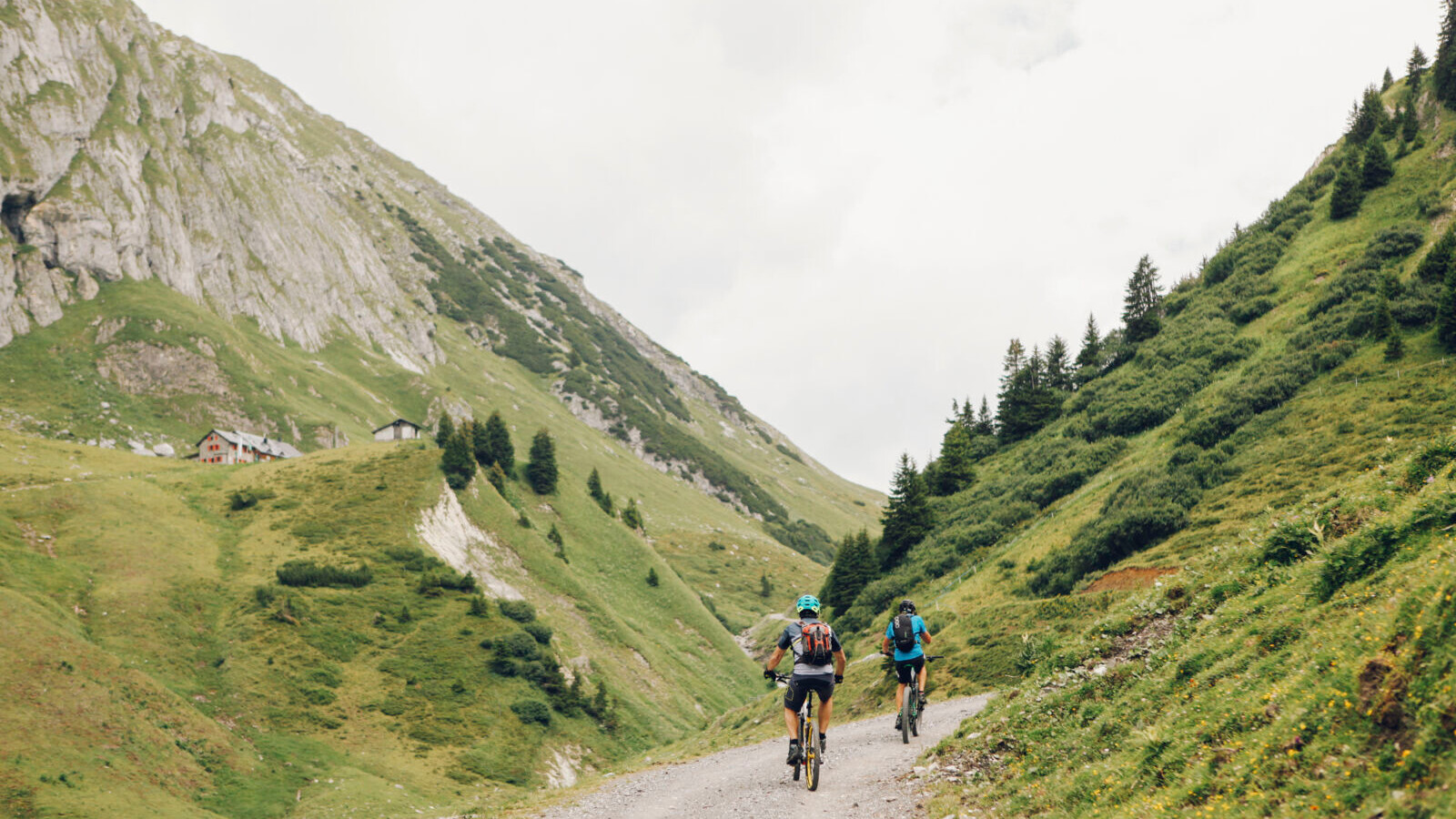Biken in Lech Zürs &mdash; Foto: Kirstin Toedtling / Lech Zürs Tourismus GmbH 
