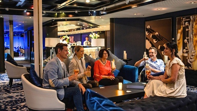 Einfaches Kennenlernen an Bord — Foto: nicko cruises